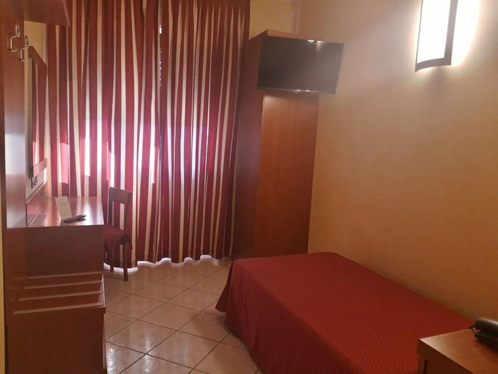 Hotel Ceretto Busca Екстер'єр фото