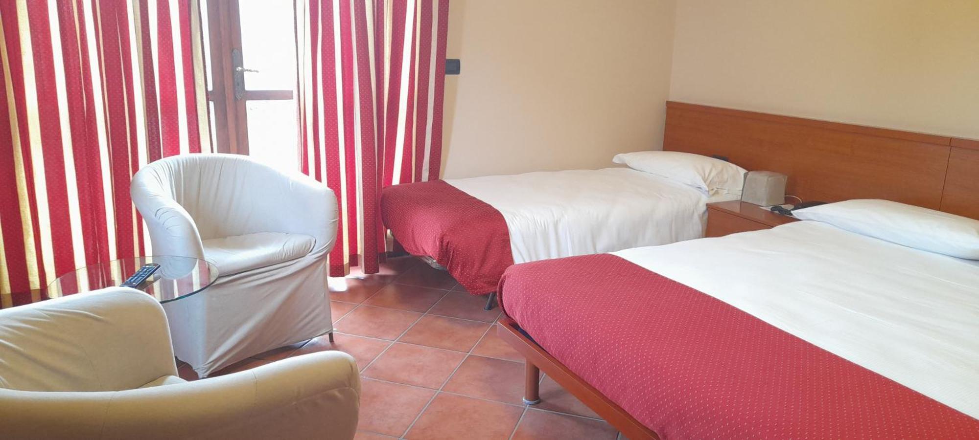 Hotel Ceretto Busca Екстер'єр фото