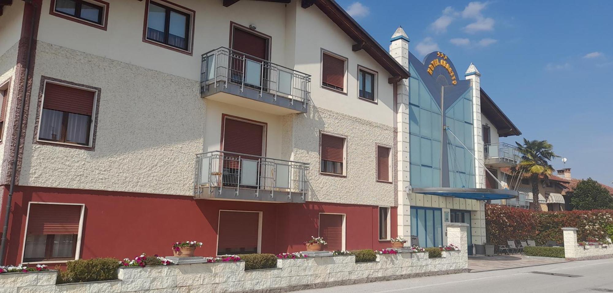 Hotel Ceretto Busca Екстер'єр фото