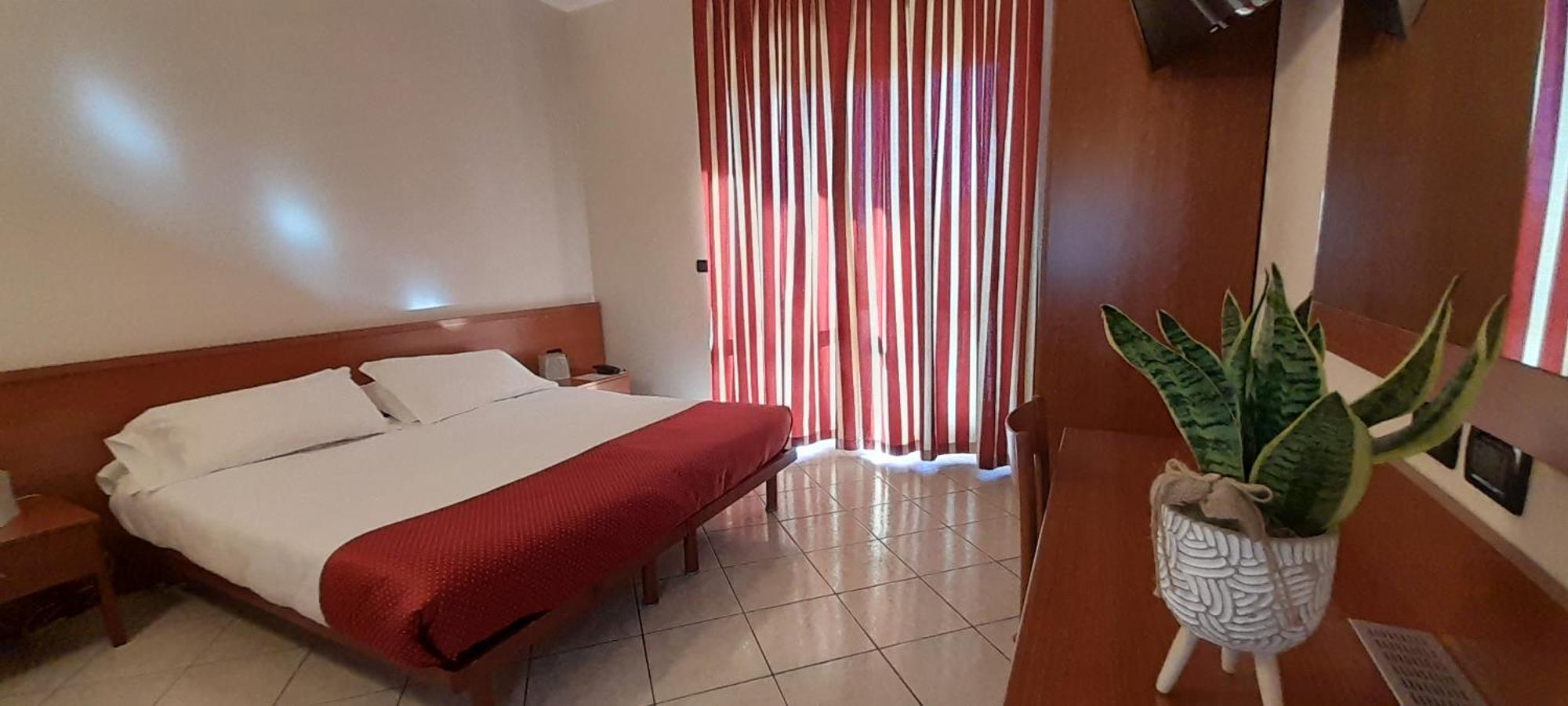 Hotel Ceretto Busca Екстер'єр фото