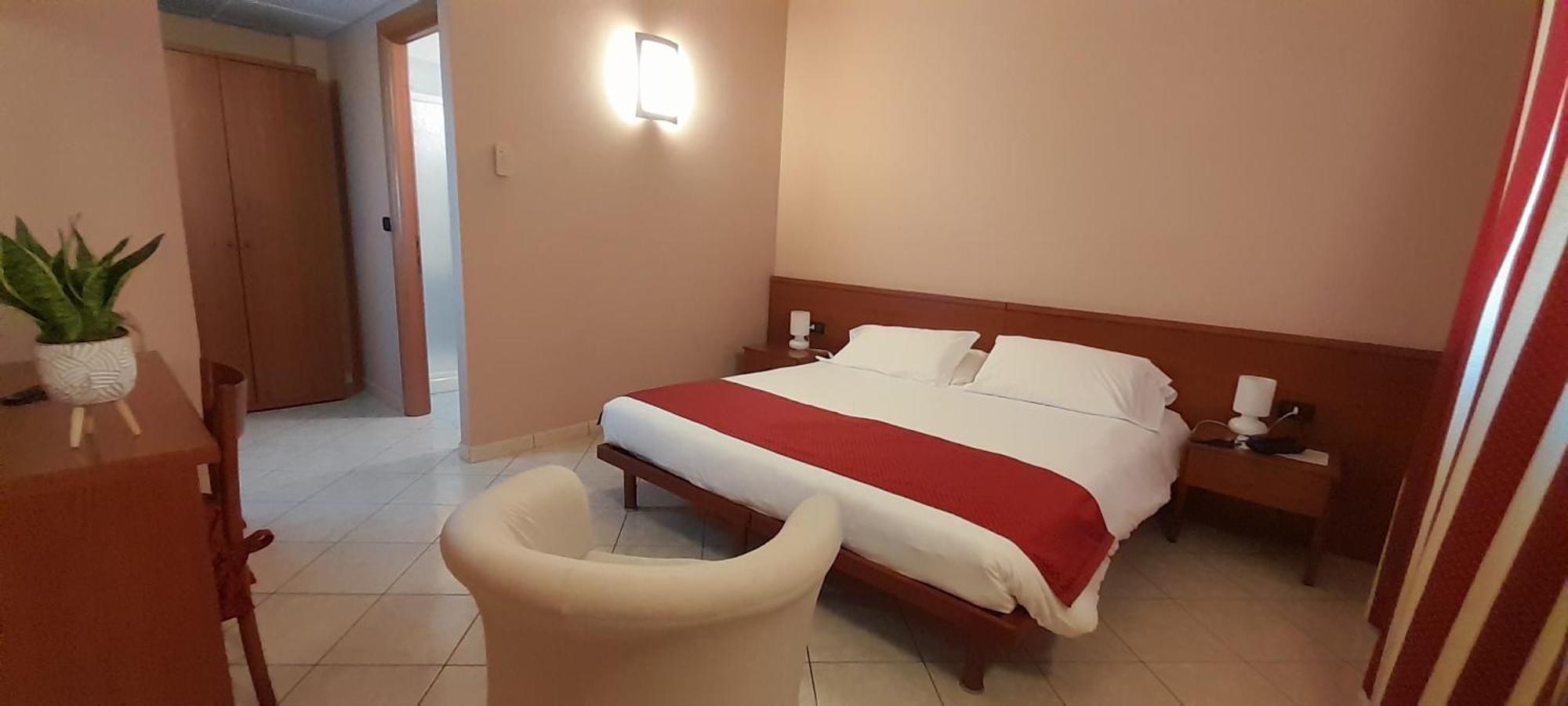 Hotel Ceretto Busca Екстер'єр фото