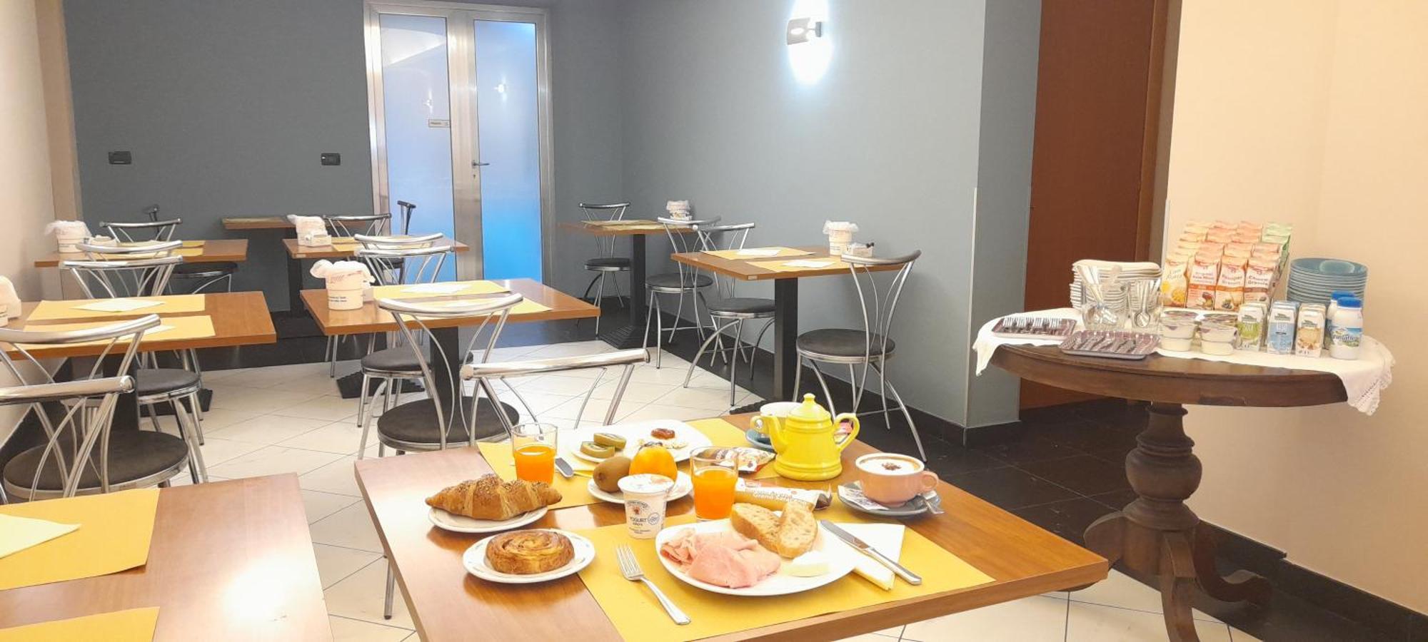 Hotel Ceretto Busca Екстер'єр фото