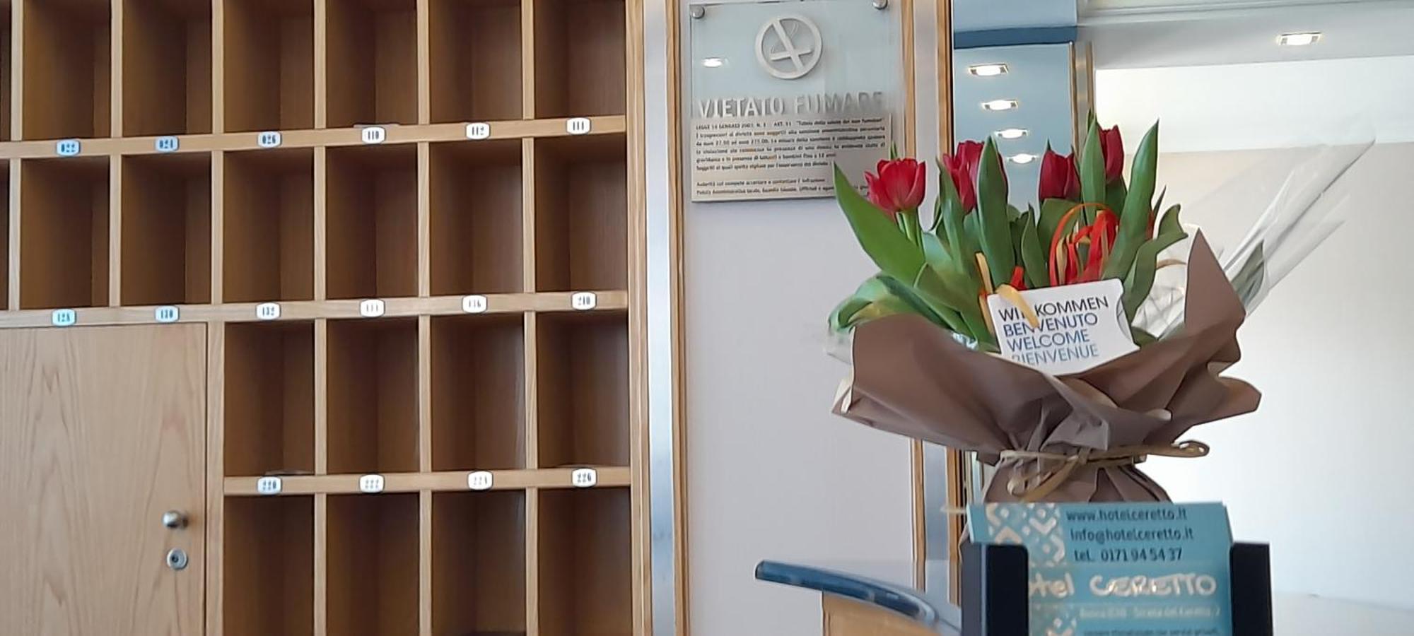Hotel Ceretto Busca Екстер'єр фото